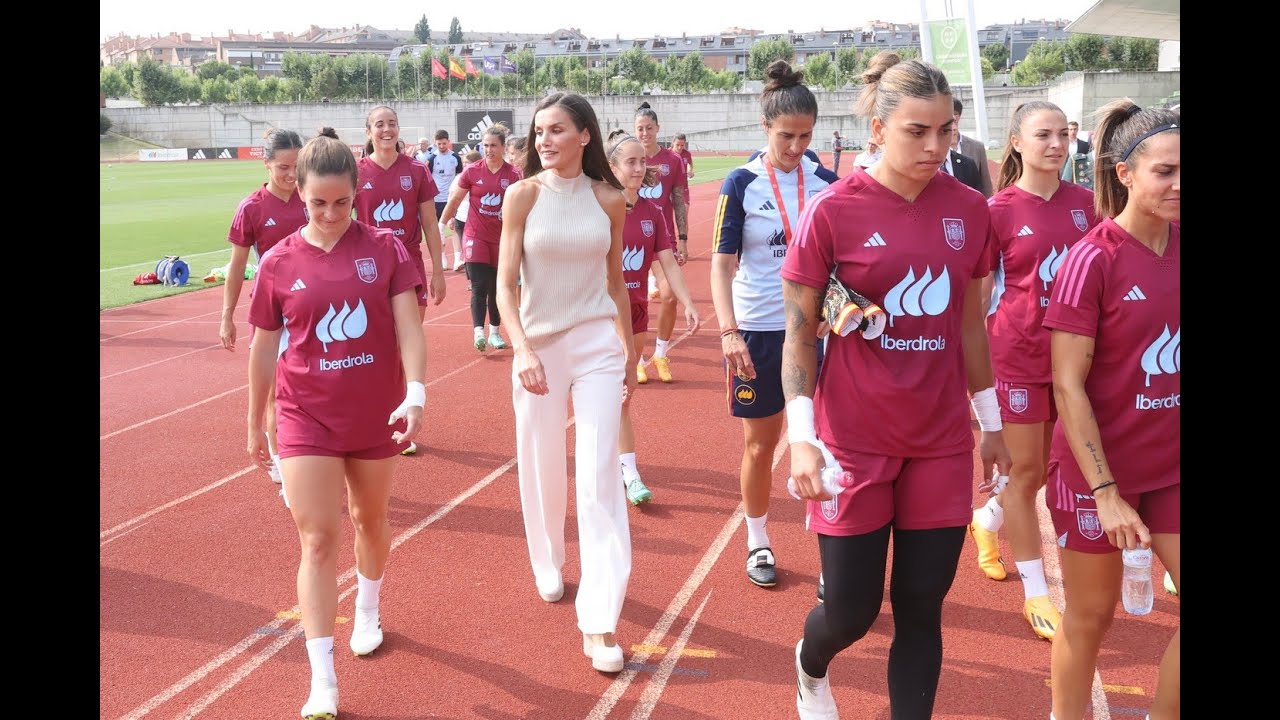 Su Majestad la Reina visita la concentración de la Selección Nacional femenina de Fútbol