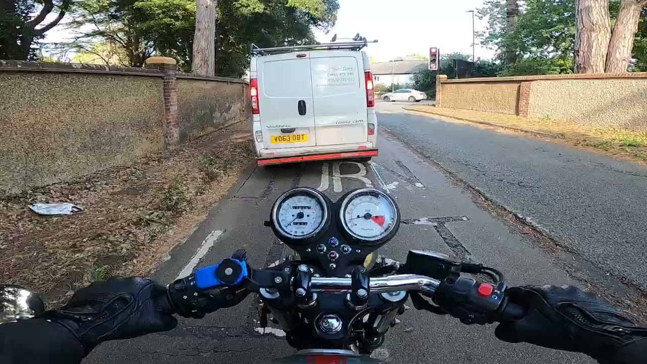 Triumph Thruxton 900 POV: Guildford - Bookham (via Pirbight and twisty roads)