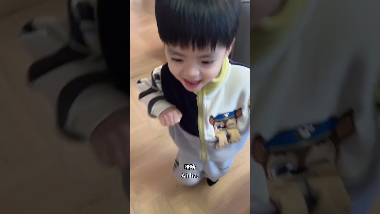 Lewen宝宝参加生日会收获大礼包，下课父子两人一起拆箱好快乐！争辩谁扔垃圾最后突然变成练习打拳😂最后用滚轮滚手说要排走咳嗽好搞笑！