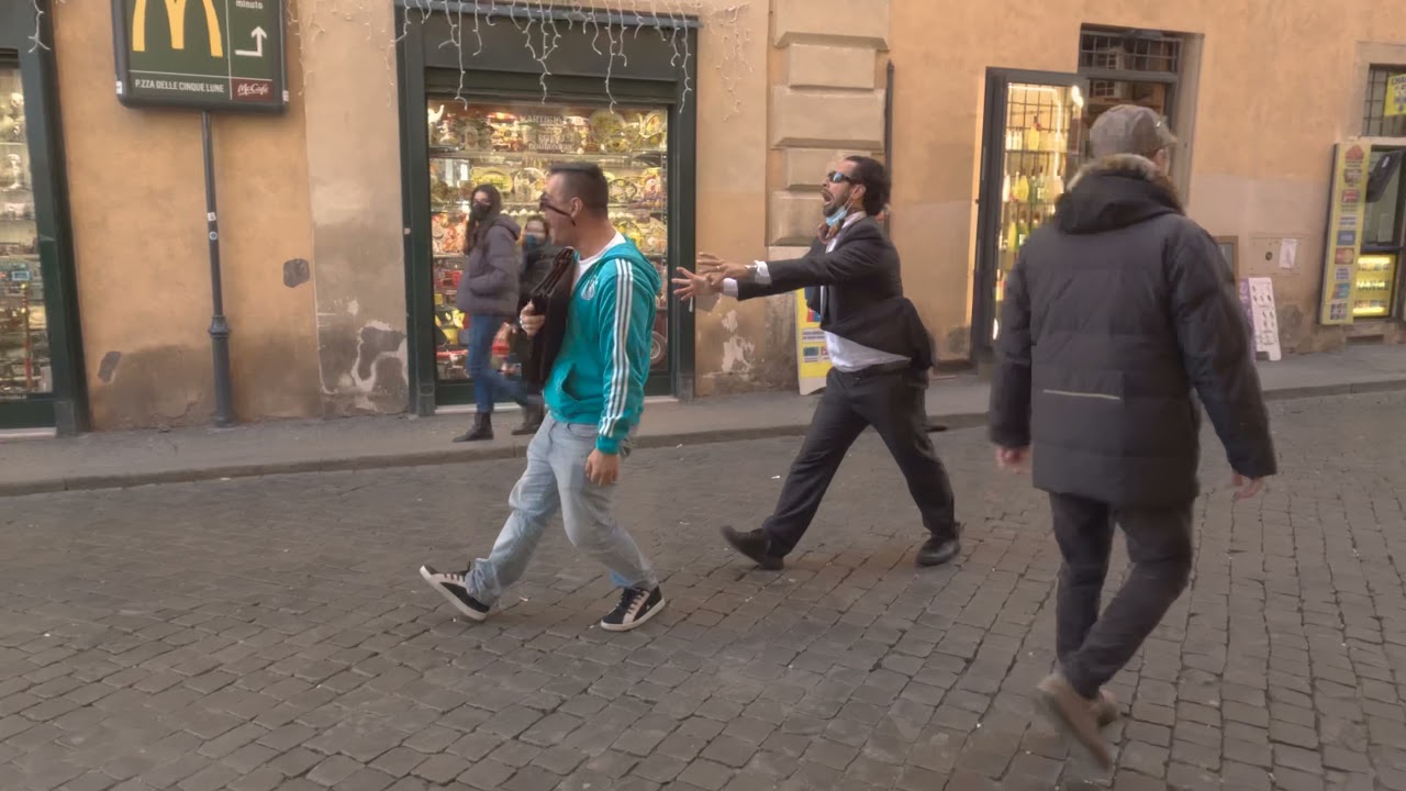 Funny live statue prank in Rome, Italy
