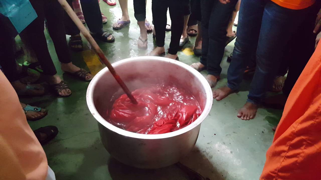 How a monks robes is dye