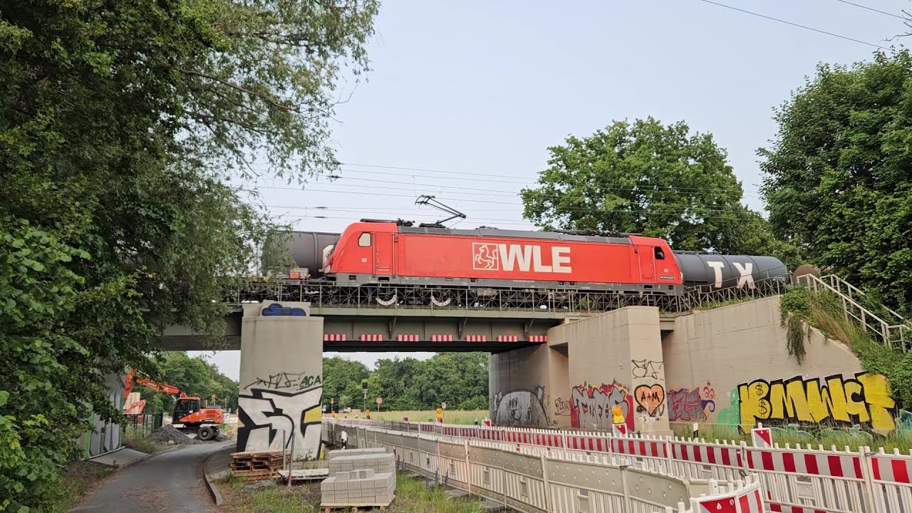 ...begegnen sich zwei Z&uuml;ge der DB und WLE &uuml;ber der Warendorfer Stra&szlig;e (G&uuml;terumgehungsbahn M&uuml;nster)
