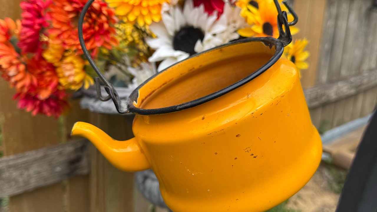 Thrifting for vintage dishes, kitchen and home decor
