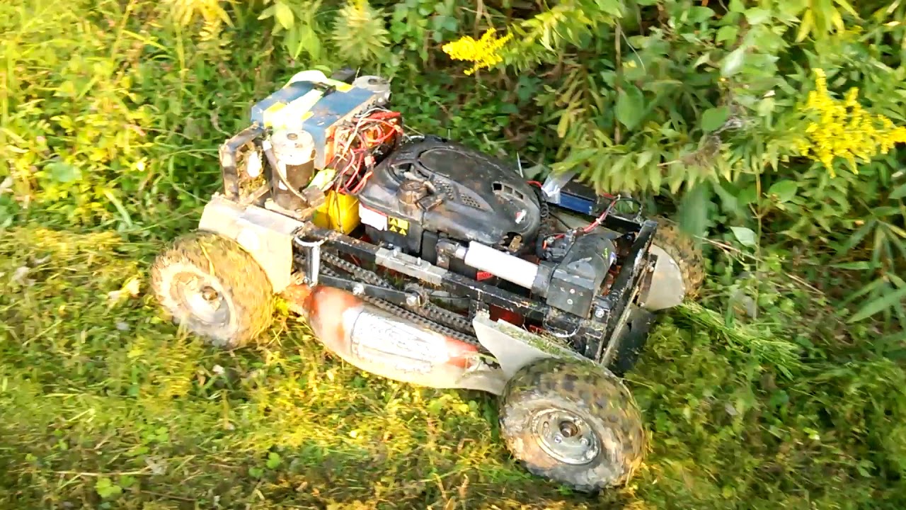 ラジコン草刈り機　（平地にて草刈り）　4WD　RC　Lawn　mower
