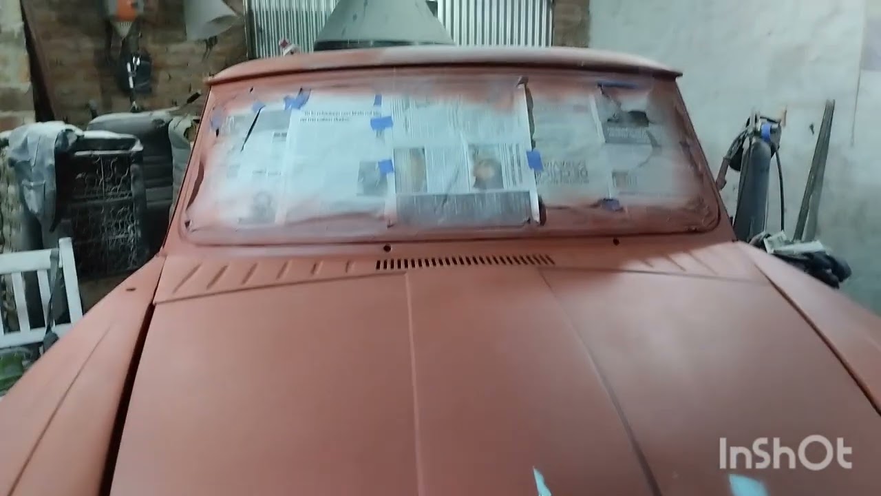 Rastrojero en proceso de pintura