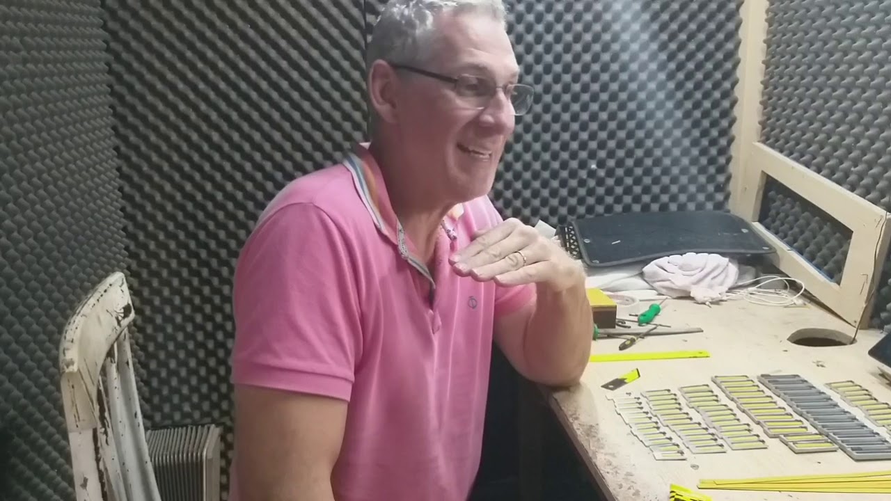 Colocando válvulas e filetes na baixaria de um acordeon Atlas.