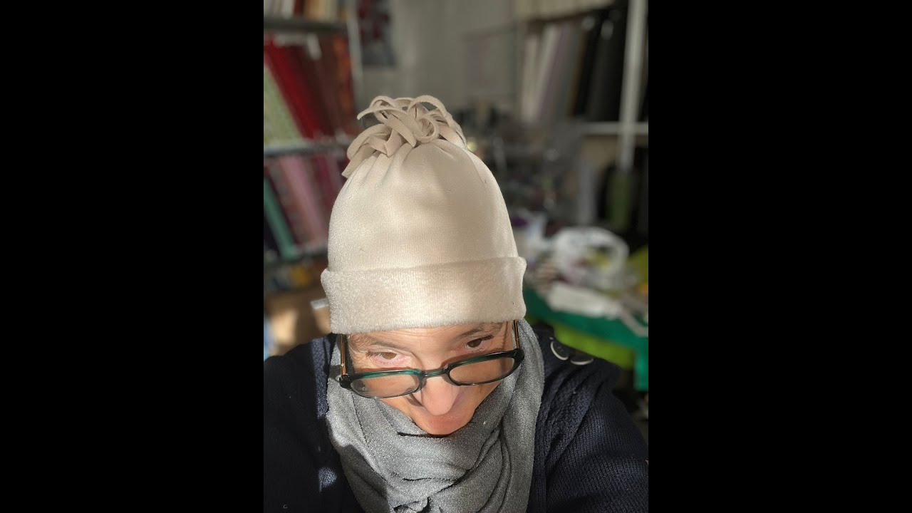 151 - Cappello in maglina di pile con frange
