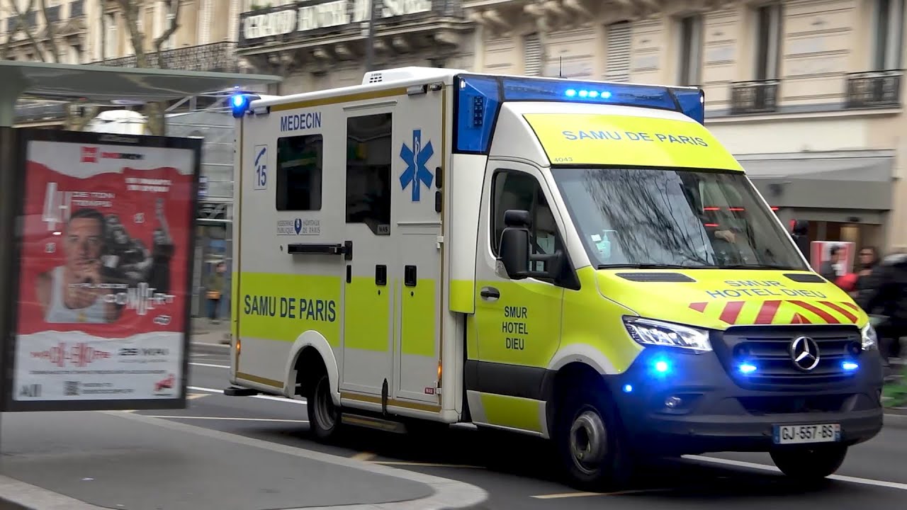 Ambulance du SAMU en urgence dans Paris