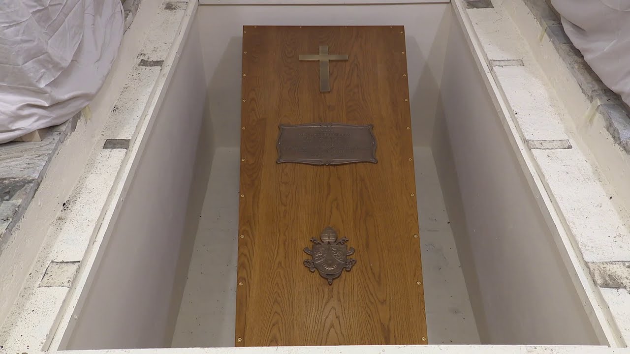 Bento XVI é sepultado no antigo túmulo de João Paulo II