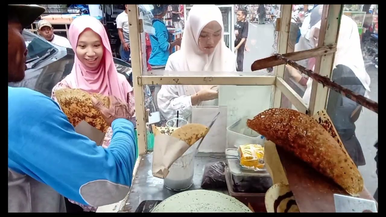 Ramenya seperti lebaran,pembelinya pun rebutan