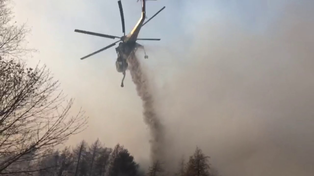 Incendio di Roure: un elicottero Erickson in azione nel vallone Bourcet