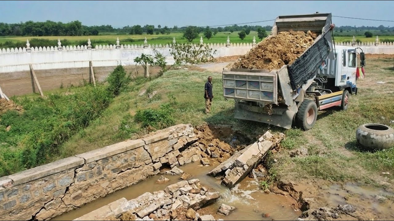 Dumping soil to clear weeds and bury the fence foundation has a length of 35 metres. 