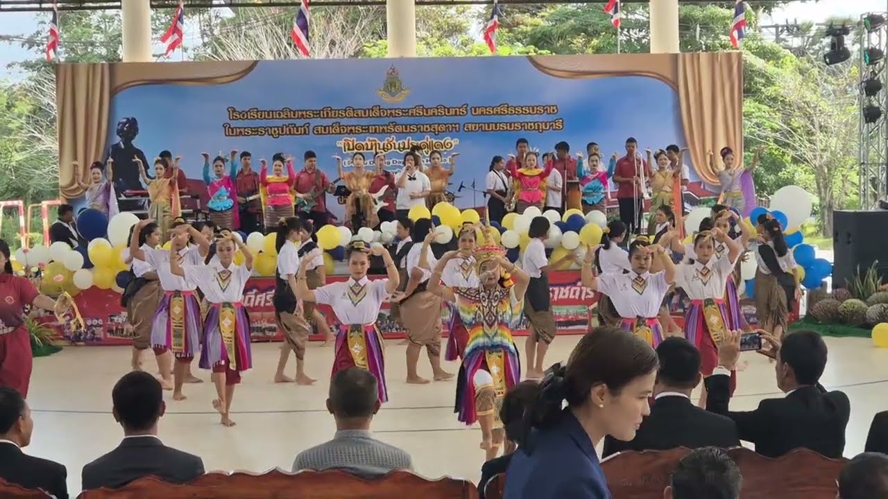พหุศิลป์ถิ่นรากไทย