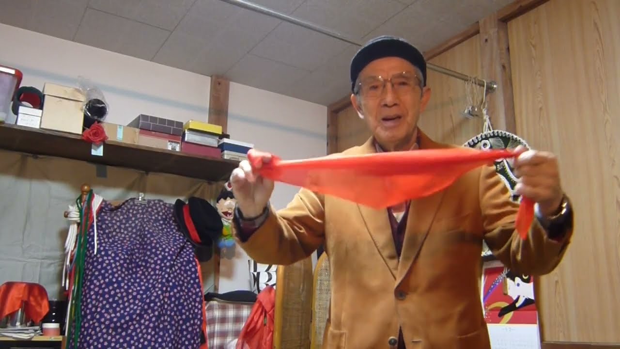 シニアの手品教室№125★空中結びのハンカチ★簡単即席マジック№293シルクハンカチの手品で初めての覚えたハンカチ結びです。