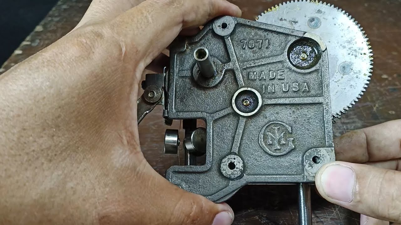 Cranking Up the Past: 1920s Gramophone Restoration || SILVERTONE PORTABLE