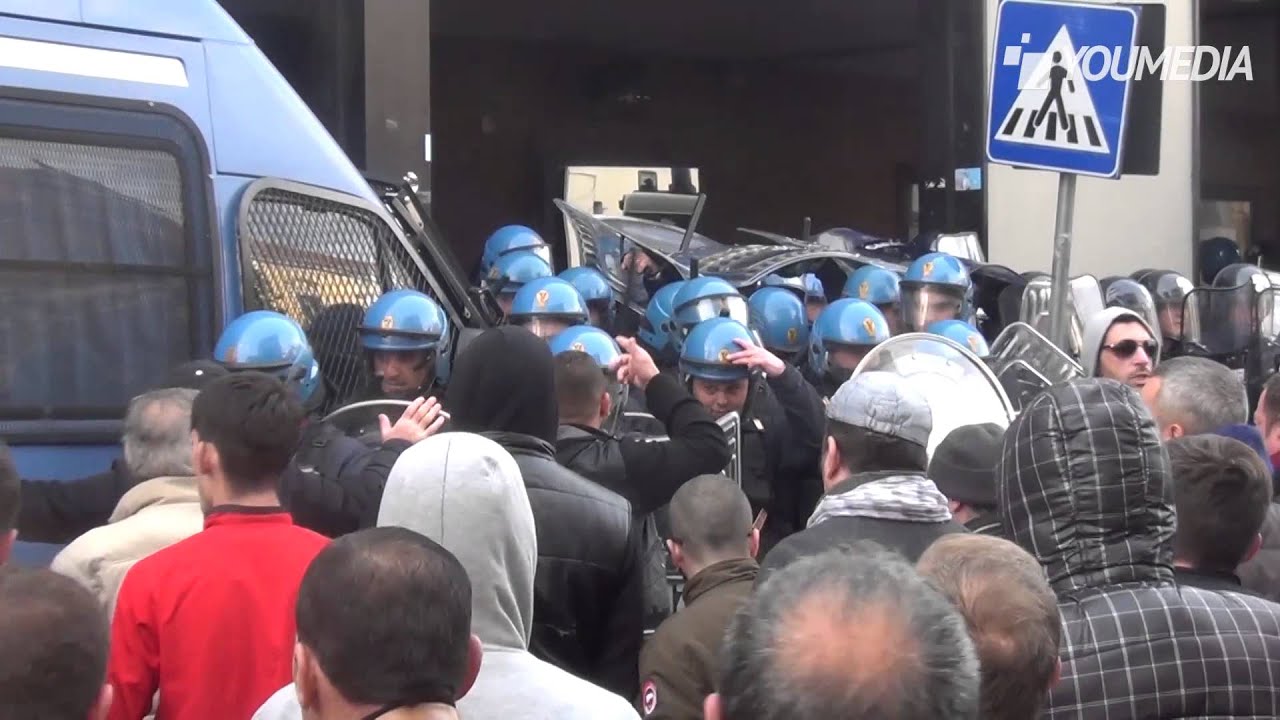 Giugliano, scontri tra polizia e cittadini per la tassa rifiuti