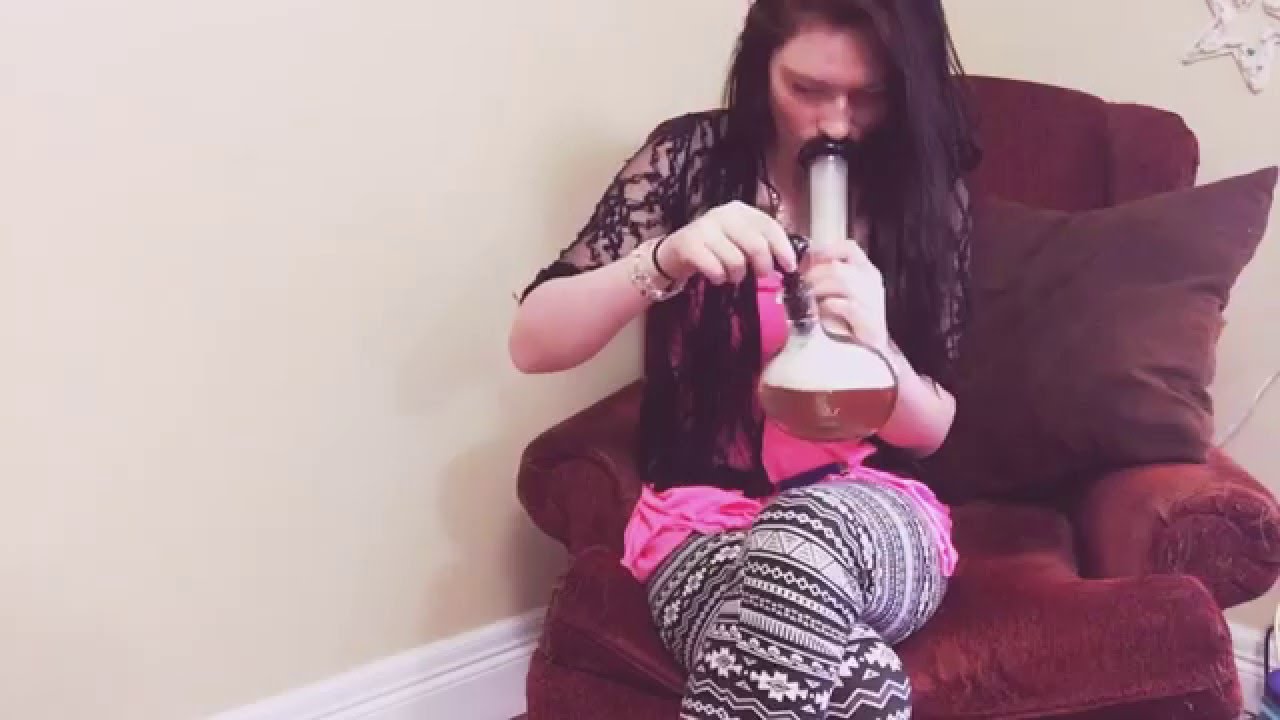 420 stoner girl has a huge morning bong toke