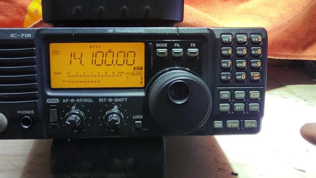 ICOM IC718 com DSP. Aberto para 11 metros!! Um espetáculo. Saindo com 108Watts!