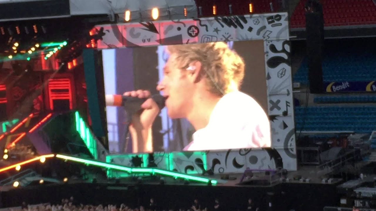 One Direction-OTRA Oslo 19.6.15-Through The Dark+Liam reading signs