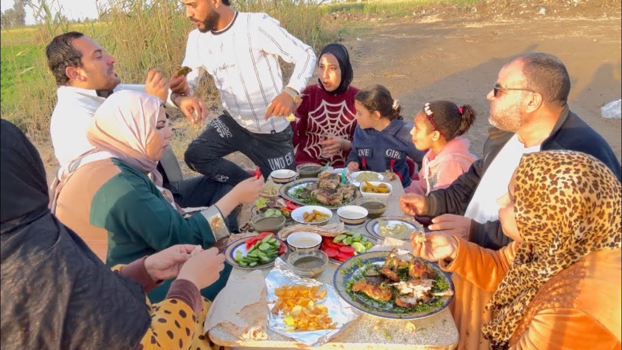 خدنا ضيوفنا وفرشنا الغدا ف نص الشارع قامت خناقه عالأكل بين أحمدوالعمده هو ده كرم الضيافه وبالإكراه😡