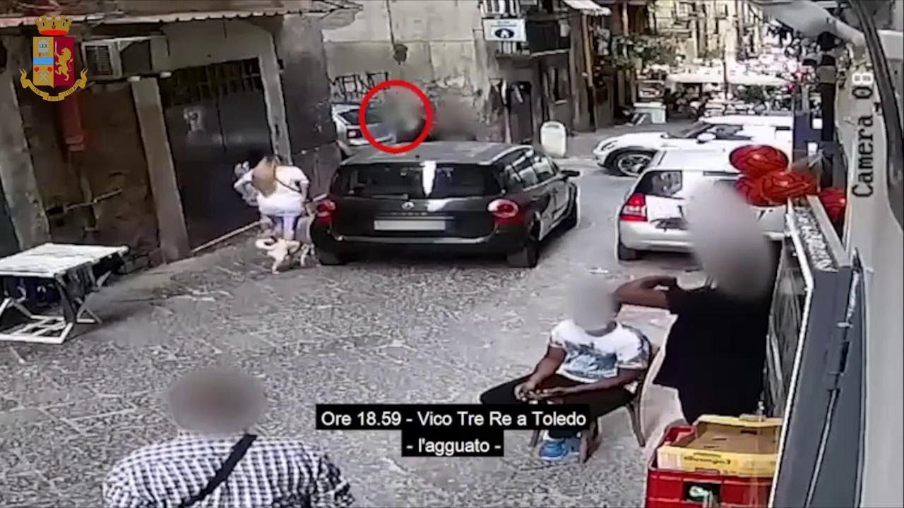 In un video l'agguato ai Quartieri spagnoli: cos&igrave; ferirono due innocenti, un minore colp&igrave; i passanti