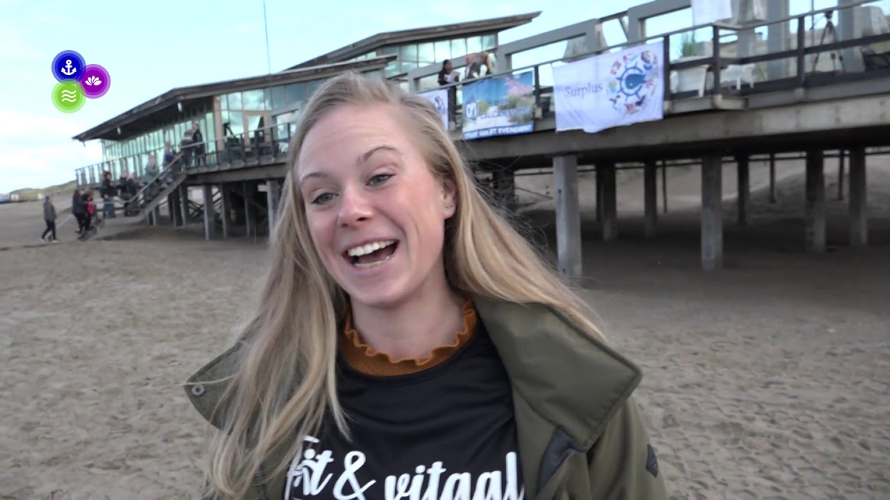 Stakende leerkrachten op het strand van Callantsoog (NH)