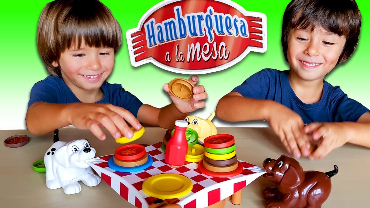🍔HAMBURGUESA A LA MESA!!🍔Los PERRITOS TRAVIESOS 👅tiran del mantel!! juegos en familia para niños