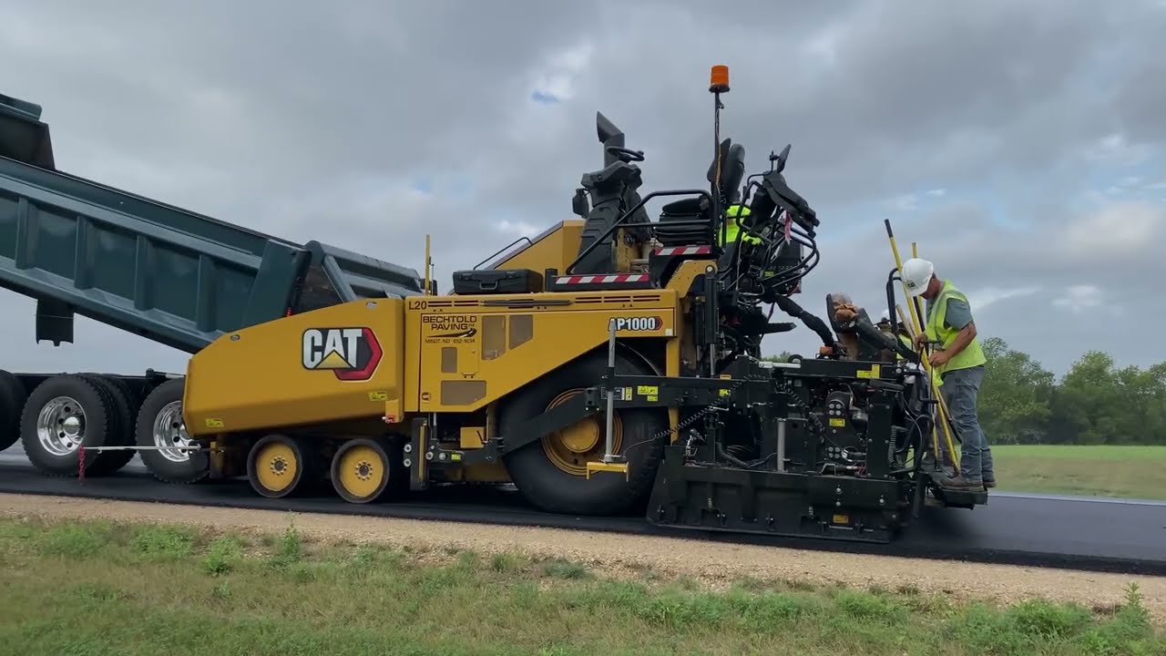 Cat&reg; Large Asphalt Paver Walkaround