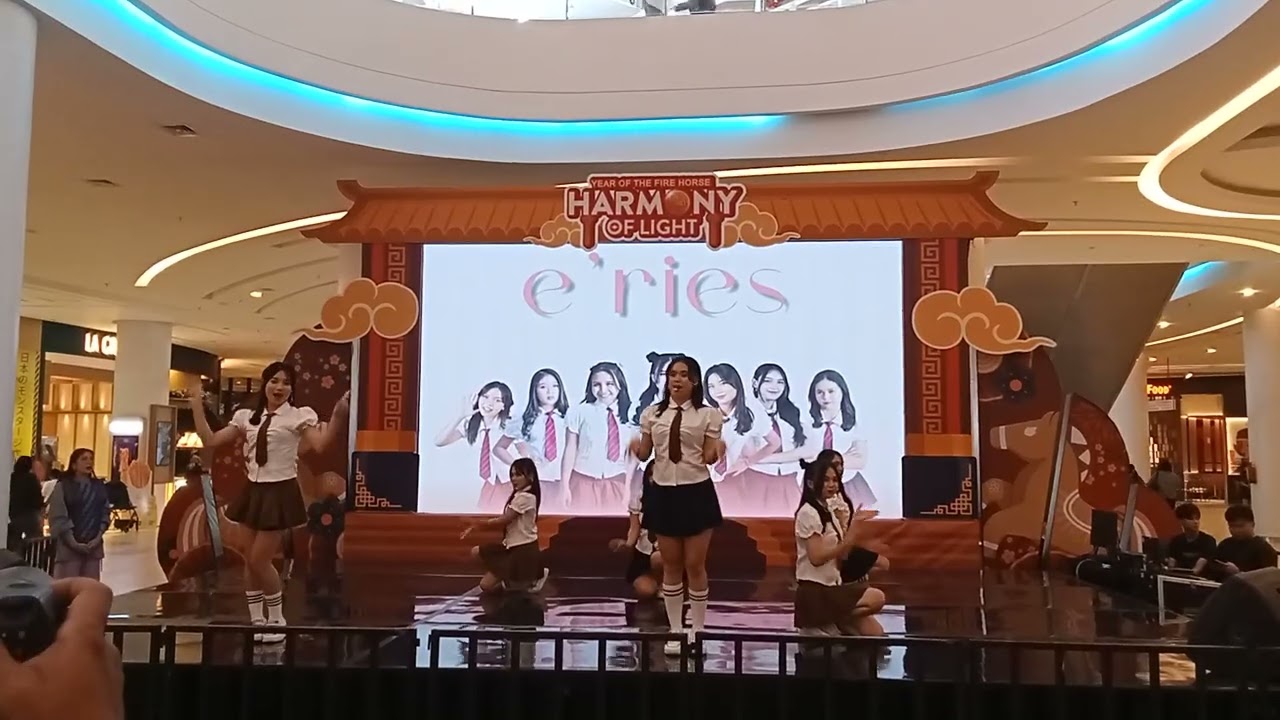 Acara slik road tri ethnic glow grup eris dance bernyanyi di center atrium gaia bumi raya city mall 