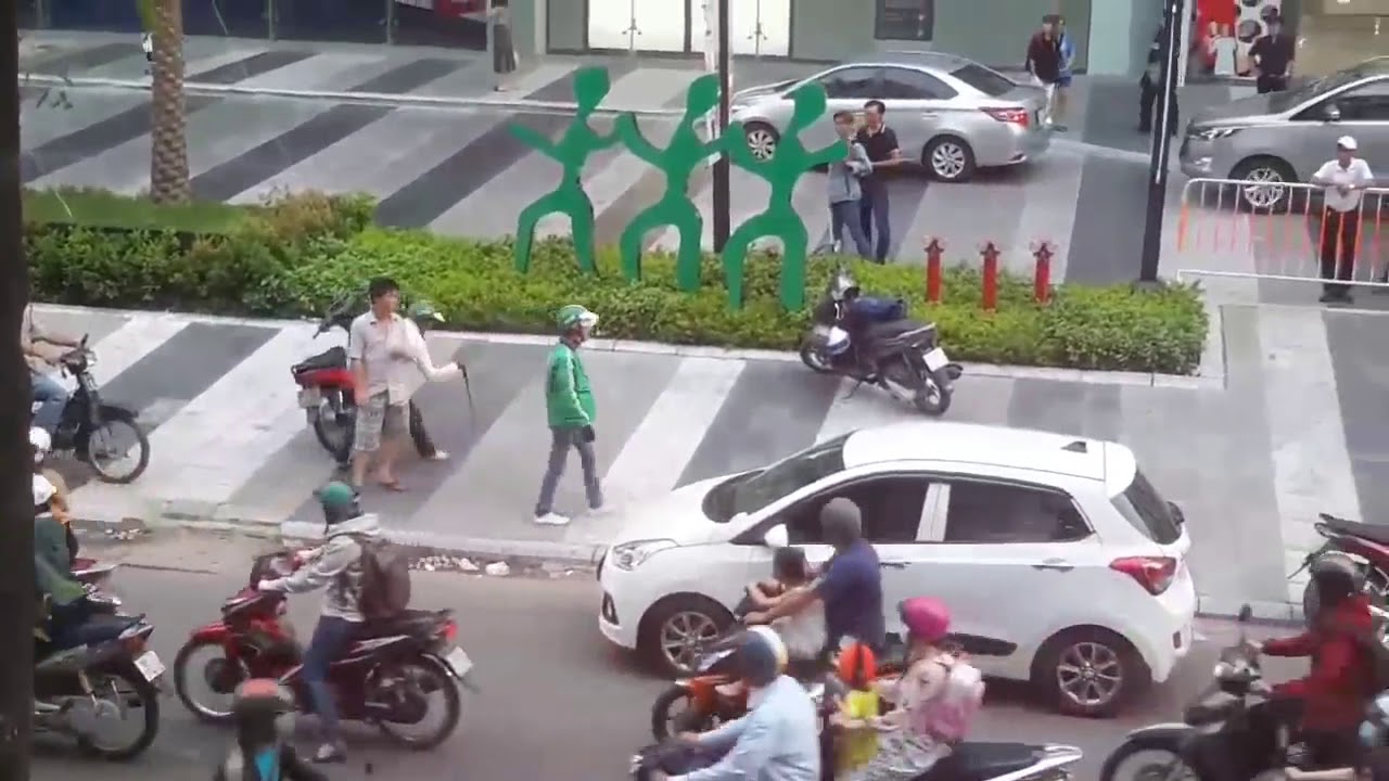 Xe &ocirc;m truyền thống mặc đồ Grab v&agrave; GrabBike ngay Vạn Hạnh Mall Quận 10 tp Hồ Ch&iacute; Minh