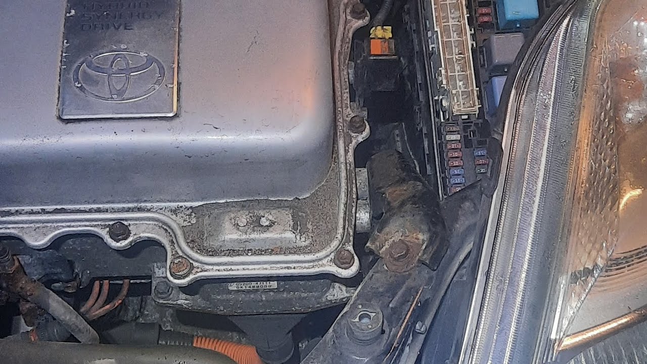 Toyota Prius. Как открыть капот  за минуту если порвался тросик.  Два варианта.