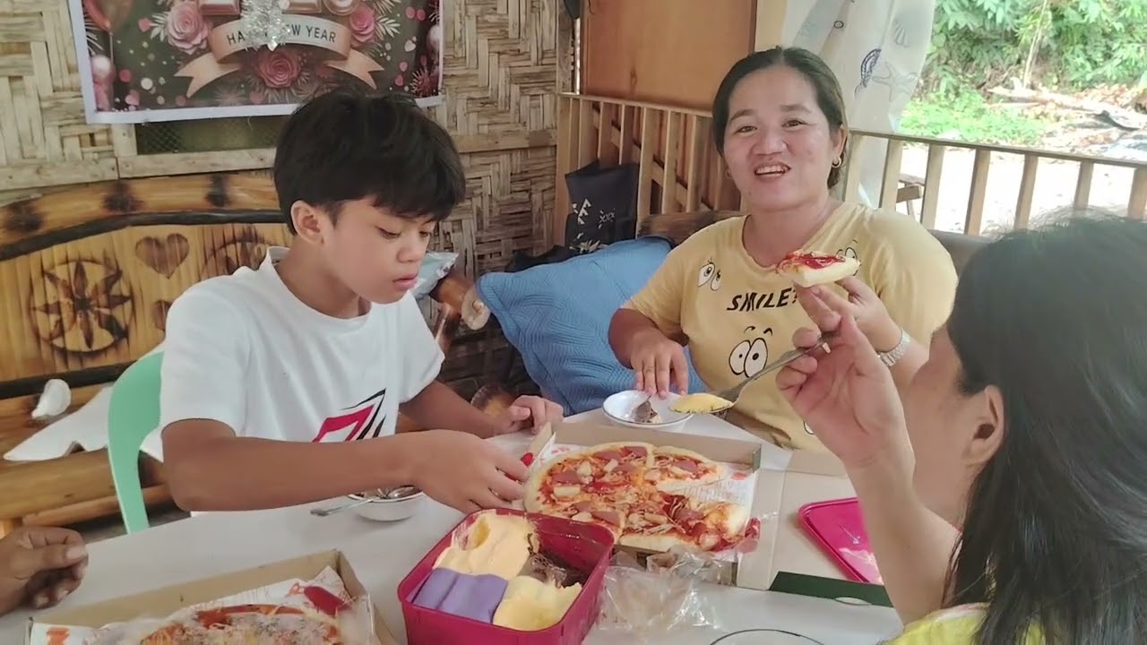 Gikaon ni tisoy ang pizza ug ice cream ni marya