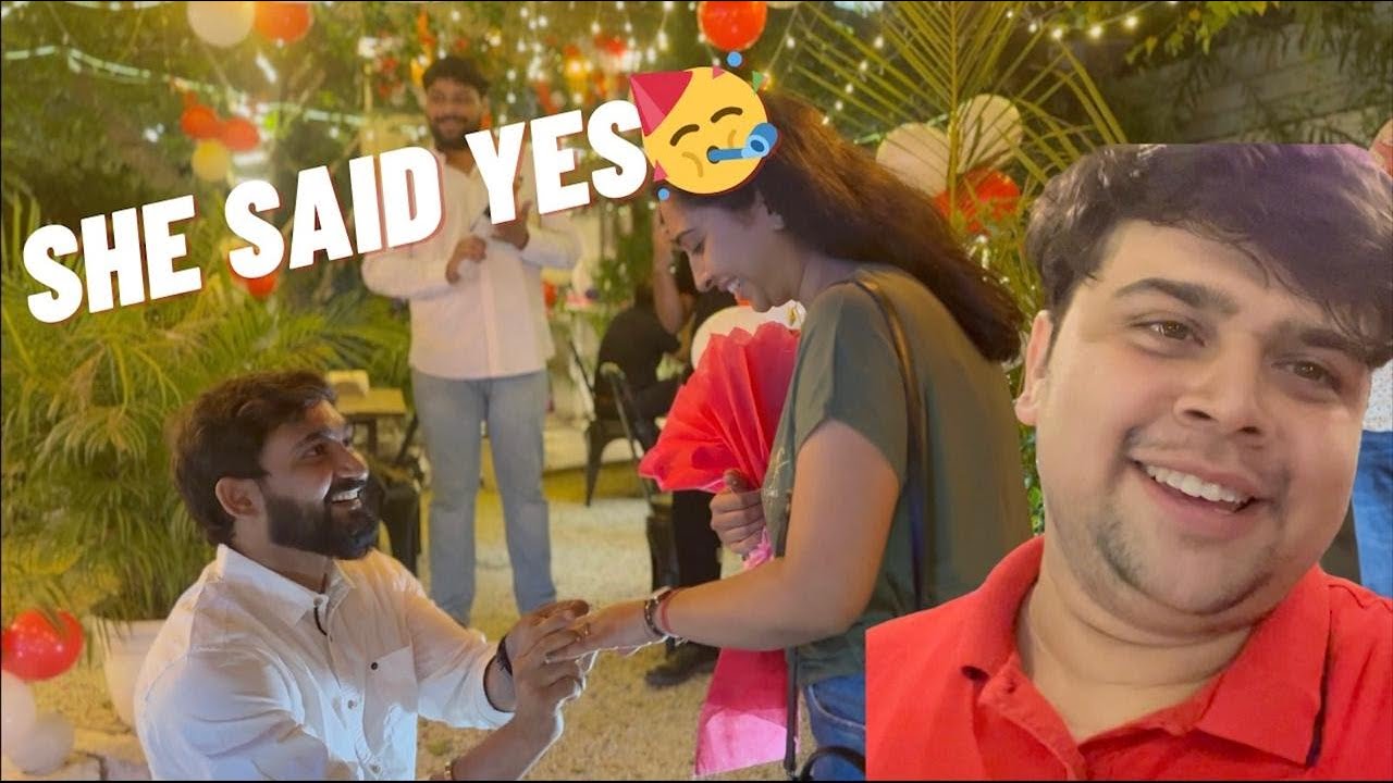 My friend Proposed his girlfriend💍 |Bhabhi maan gyi🥳| Best place in Gurgaon to propose|#thegullycafe