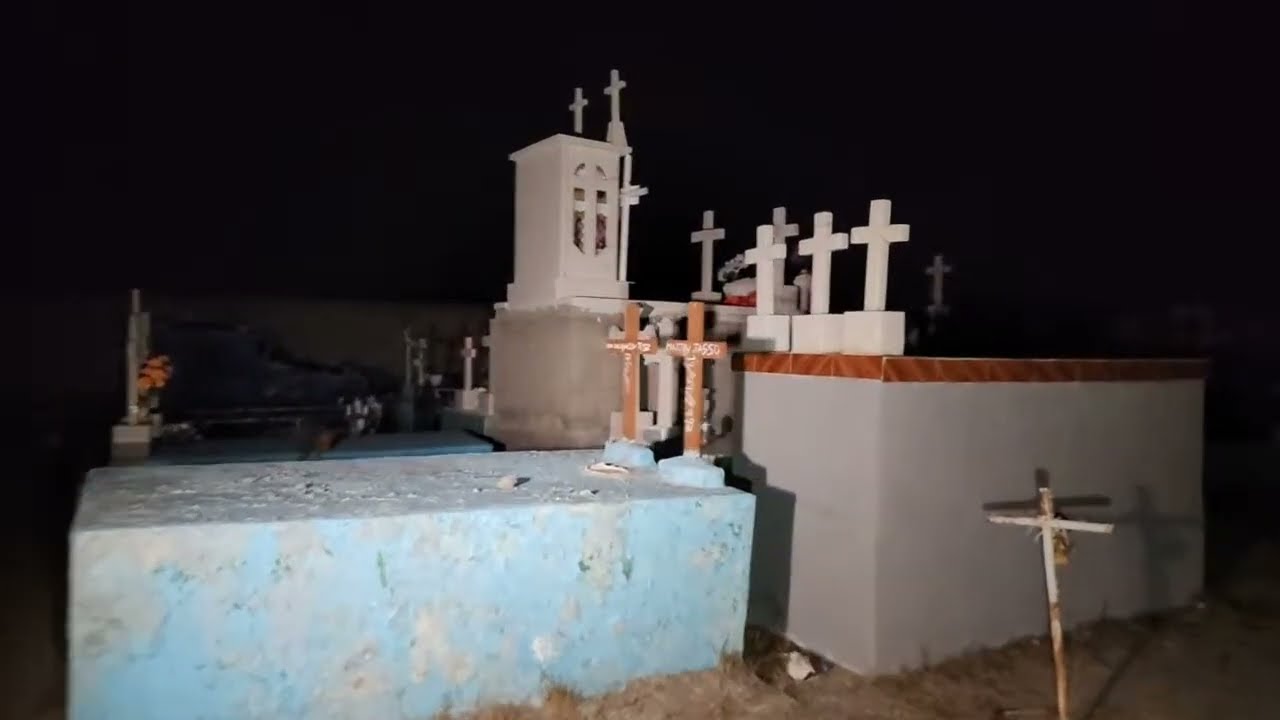 Nos ahuyentan del | CEMENTERIO CON RUIDOS DE ULTRA TUMBA
