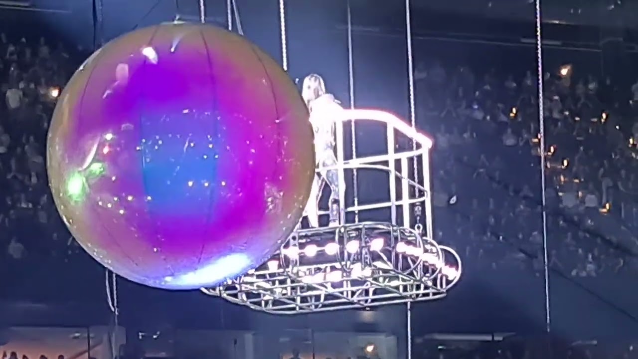 Dua Lipa - Levitating (Barclaycard Arena, Hamburg 09.05.22)