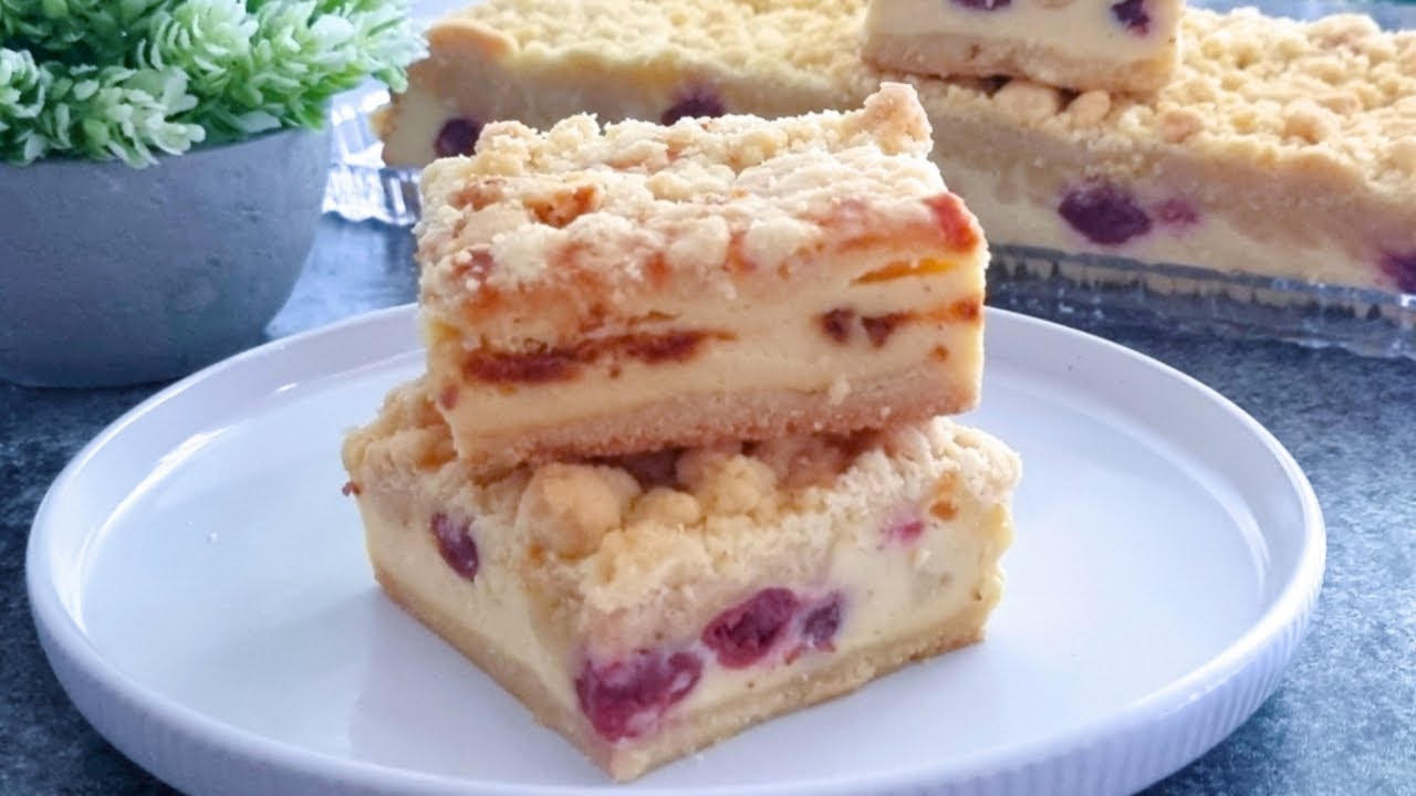 K&auml;sekuchen mit Kirschen vom Blech &ndash; cremig, fruchtig & mit Streuseln wie vom B&auml;cker!