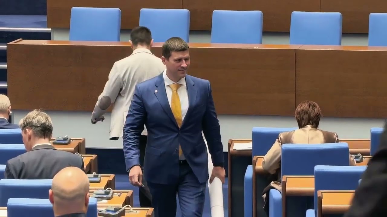 Скандал в Парламента по време на Декларацията на Партия Величие 