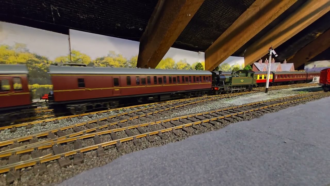 Darstaed 0 gauge Suburban carriages join my layout.