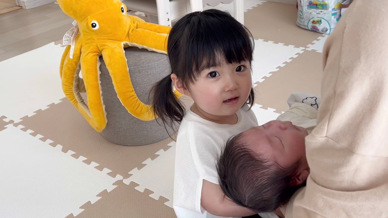 なにをしてても弟が気になる2歳0ヶ月/Even when I'm playing, I'm worried about my younger brother!