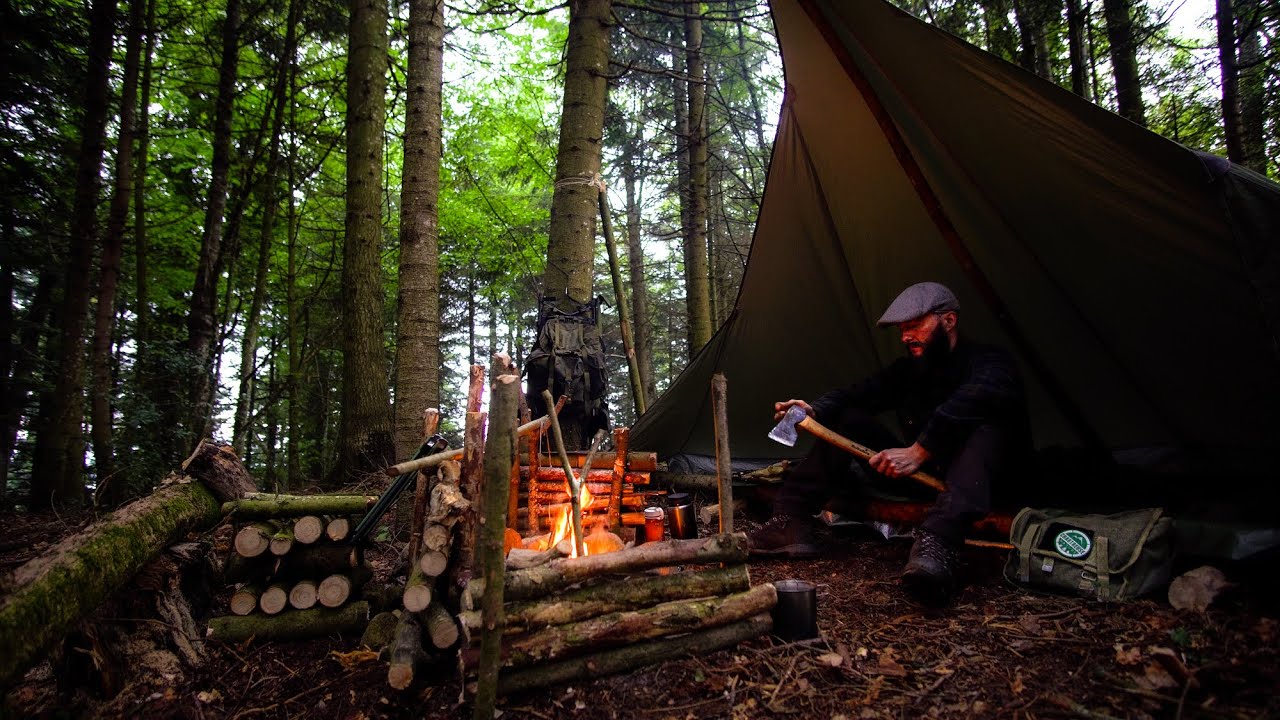 Bivouac sur mon camp bushcraft Ep02 (cuisine au feu de bois, construction d'une cabane)