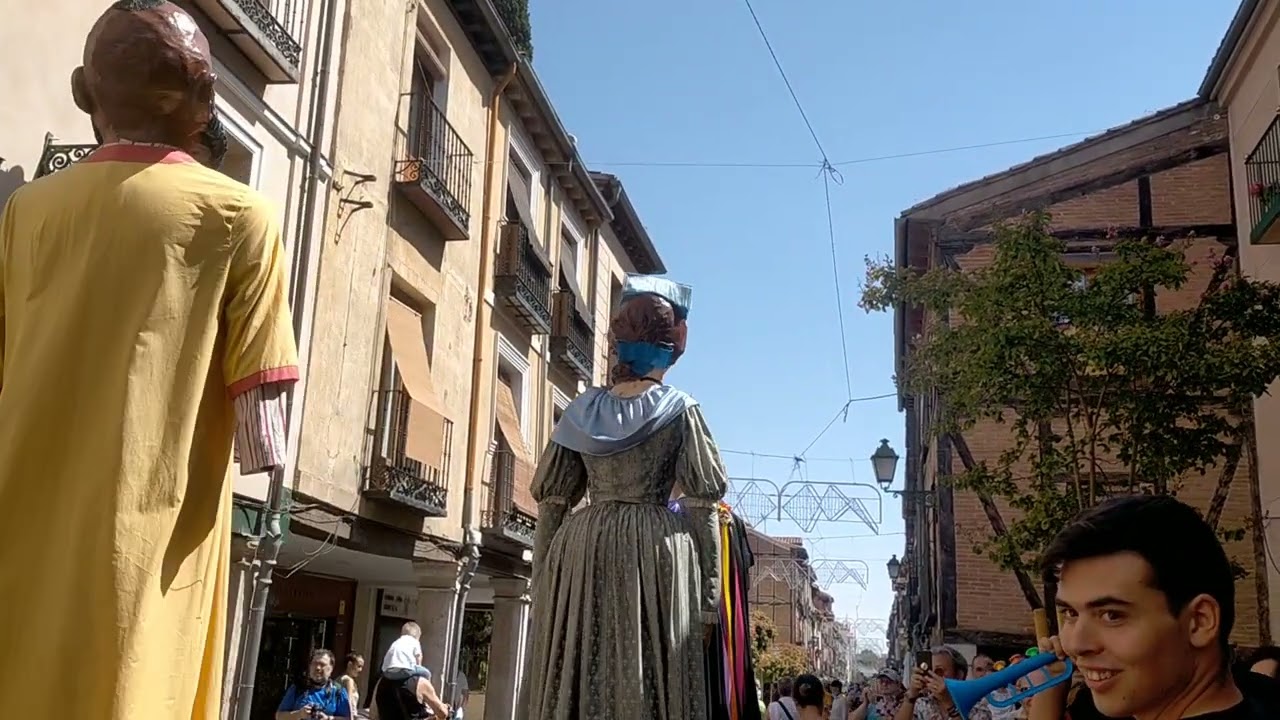 Gigantes y cabezudos Alcalá de Henares 2022 Santos niños
