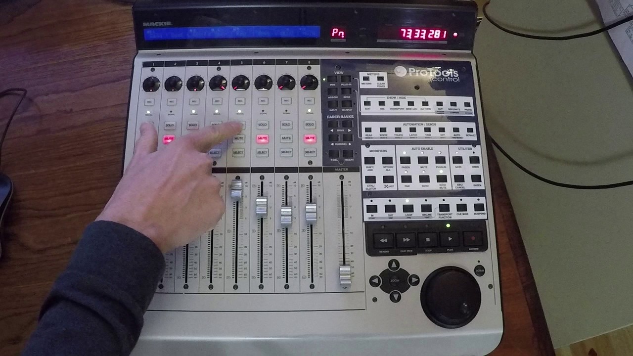 Mackie-MCU-Pro-Control-Universal-Pro-Control 8-channel-Surface-with USB and Midi