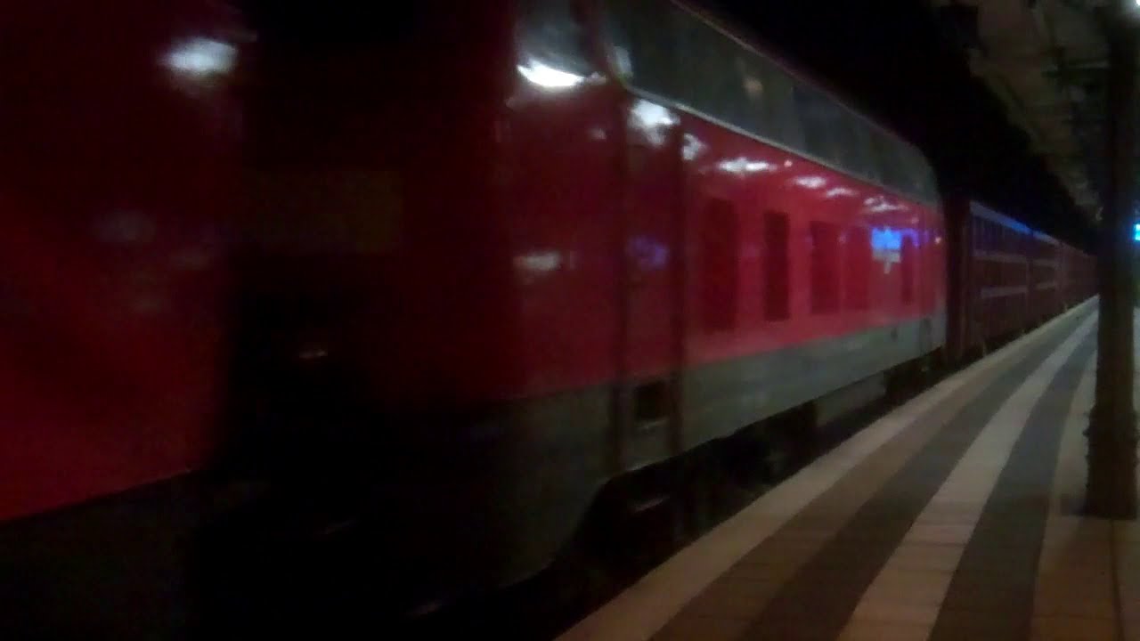 zwei aufkreischende 225er vor langem Baustoffzug in Lehrte
