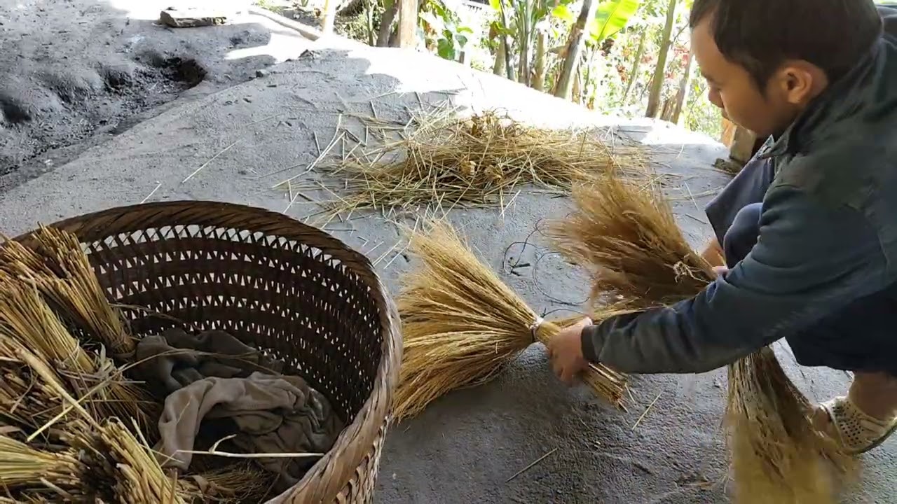 The Rural Broom – A Simple Tool Deeply Tied to Country Life #rurallife #simpleliving #handmade
