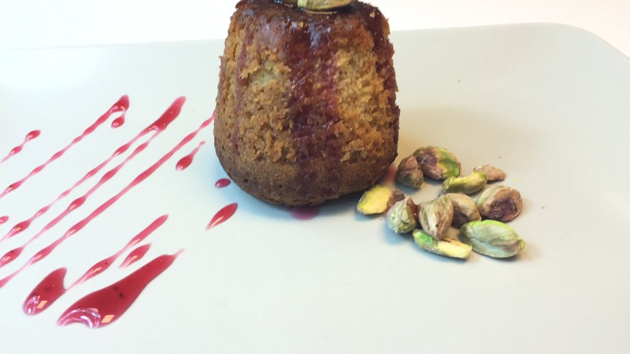 Bizcocho de chocolate blanco con pistachos