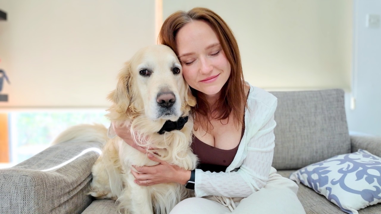 This is What Long Cuddling With a Golden Retriever Looks Like