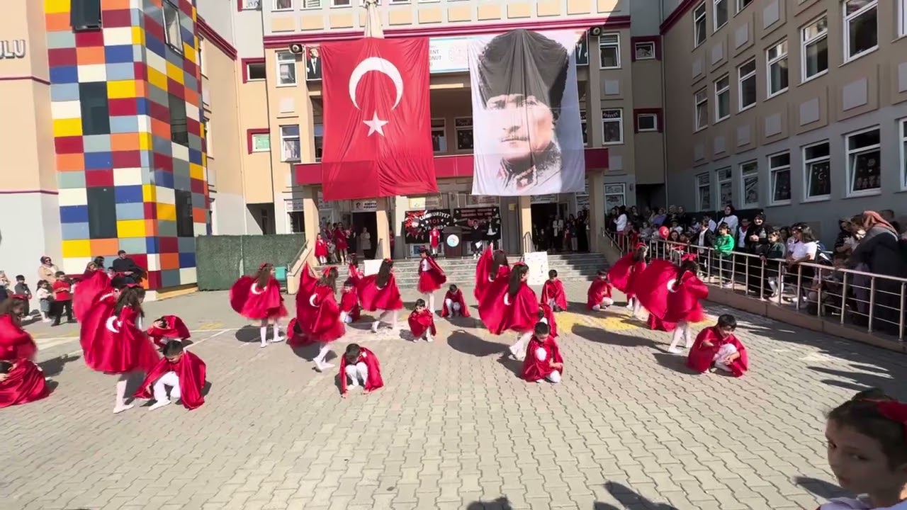 EMLAK KONUT İLKOKULU 3/H SINIFI VATAN MARŞI PELERİN GÖSTERİSİ