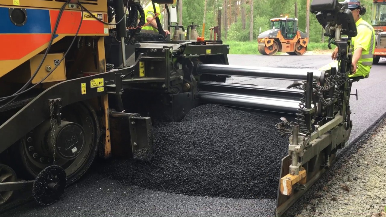 Cat asphalt paver SE60 VT XW laying ABT11 in Sweden.