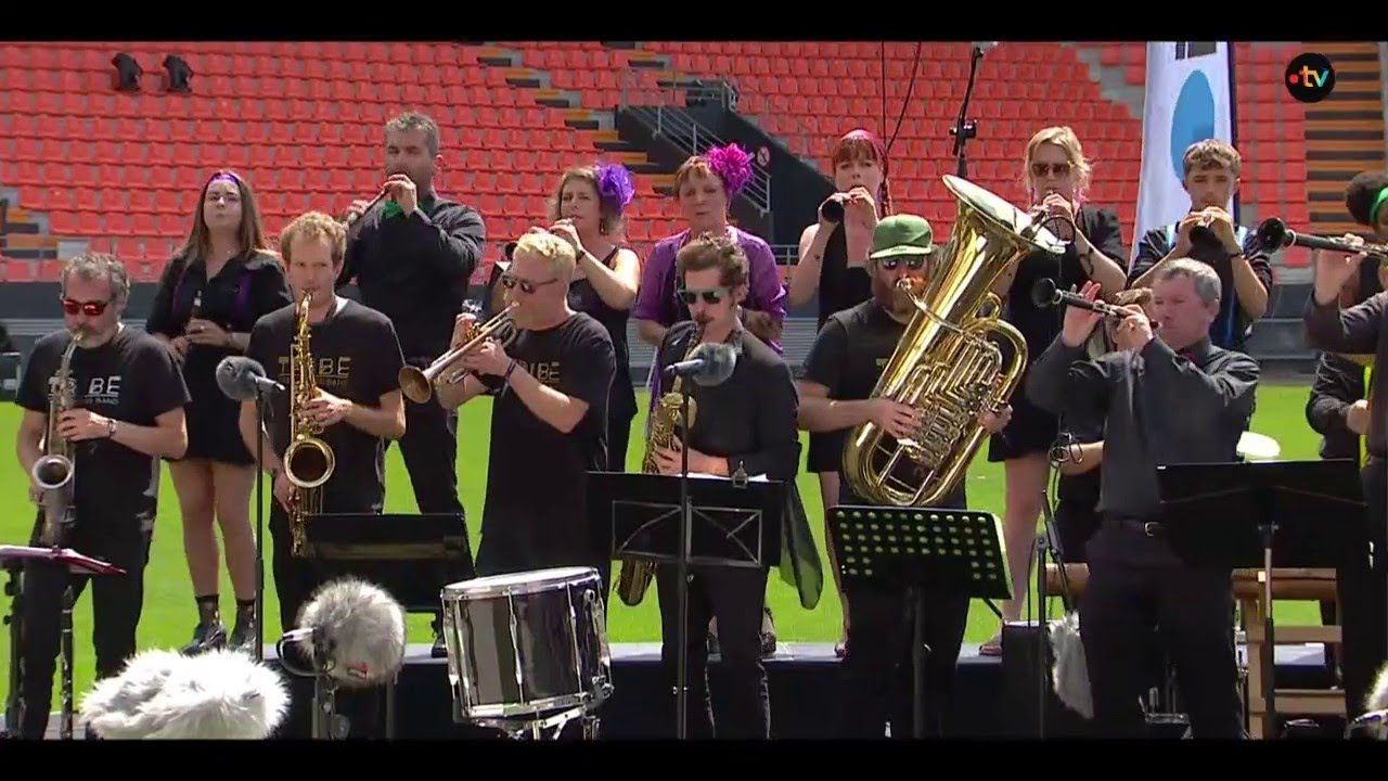 Bagad Beuzeg / bagad Kombrid / TRIB&Eacute; (brass band) - Grand Spectacle des bagado&ugrave;
