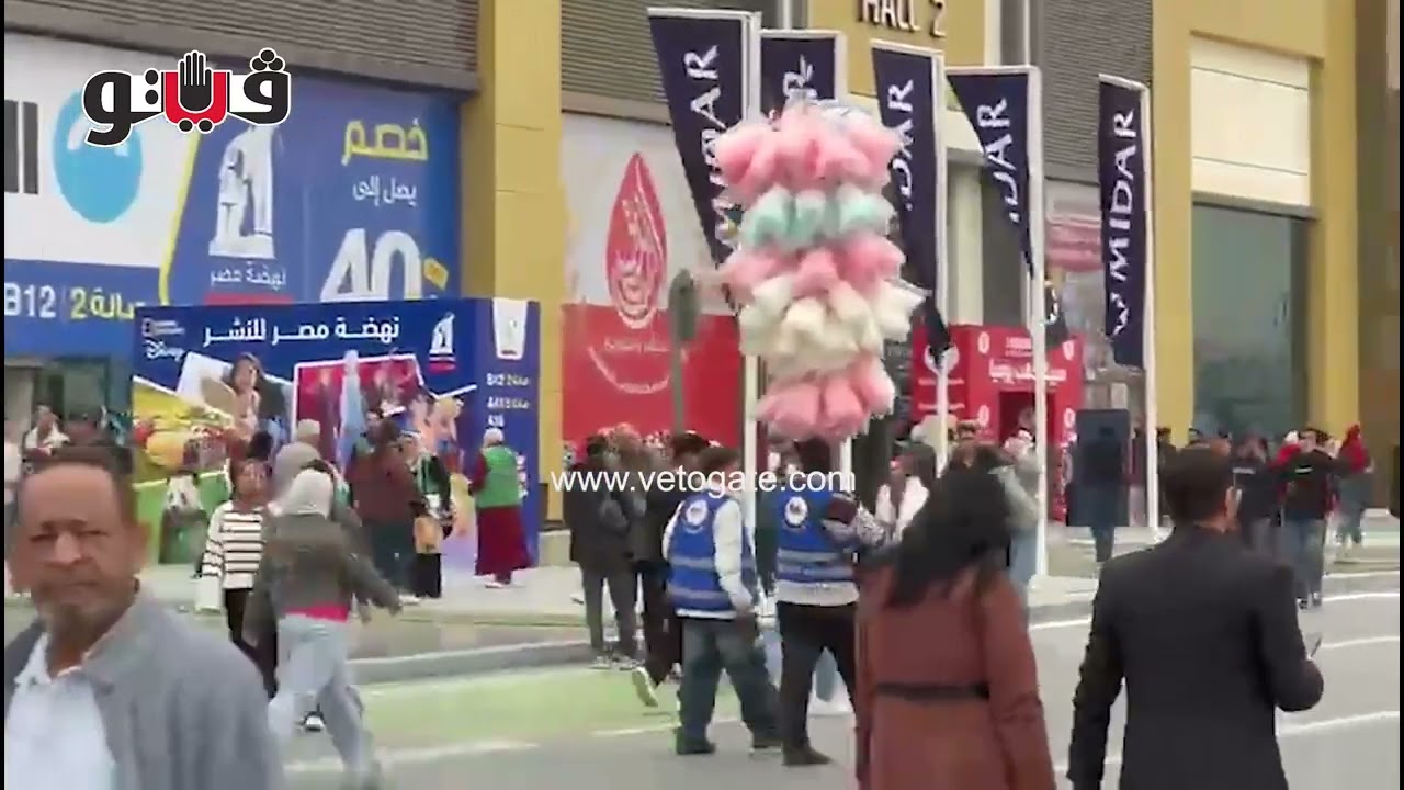 الواحدة بـ 30 جنيها، باعة غزل البنات يتجولون في أروقة معرض القاهرة للكتاب